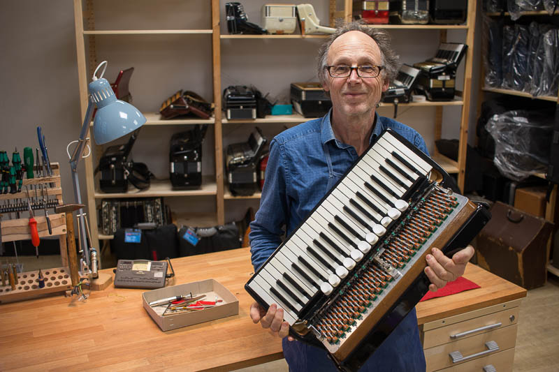Wolfgang Bratz zeigt ein offenes Akkordeon