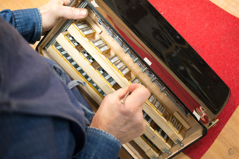 Foto von offenem Akkordeon mit Werkzeug